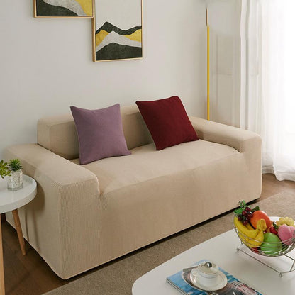 Vue d'ensemble d'un salon avec canapé recouvert de housse beige