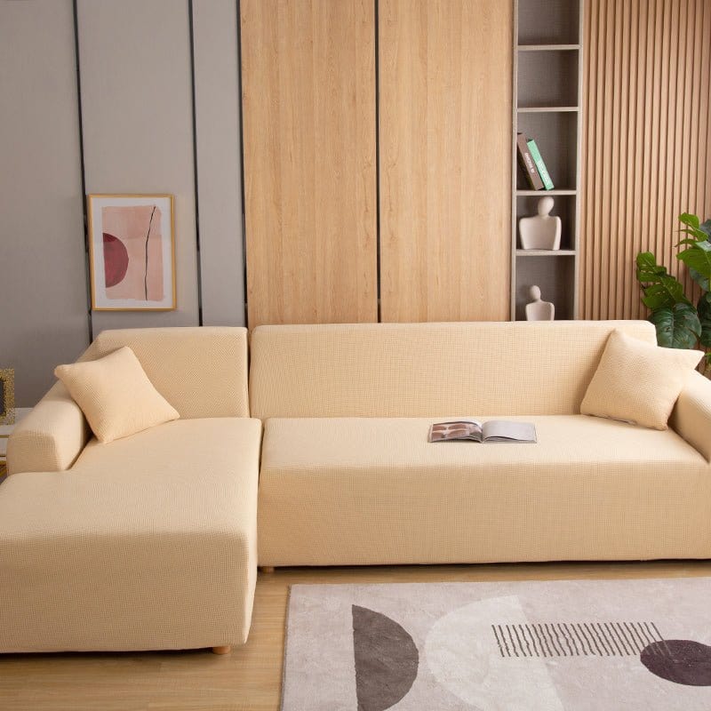 Vue latérale d'un canapé protégé par la housse beige