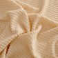 Détail du tissu extensible beige sur accoudoir de canapé