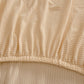 Housse beige couvrant un canapé, protection contre les griffes