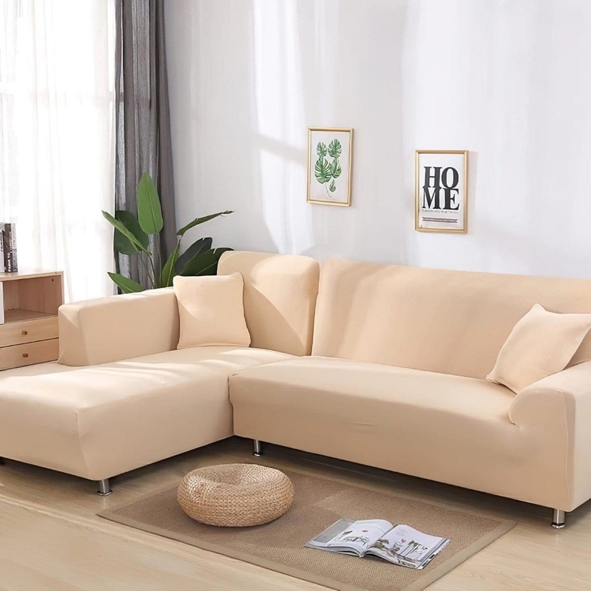 Housse de canapé beige extensible sur un canapé droit