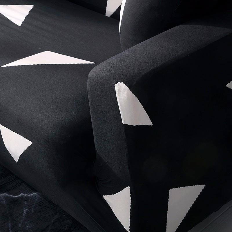 Housse extensible noire et blanche sur canapé d'angle moderne