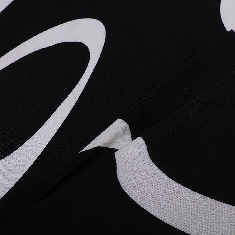 Gros plan sur le tissu extensible noir à motifs