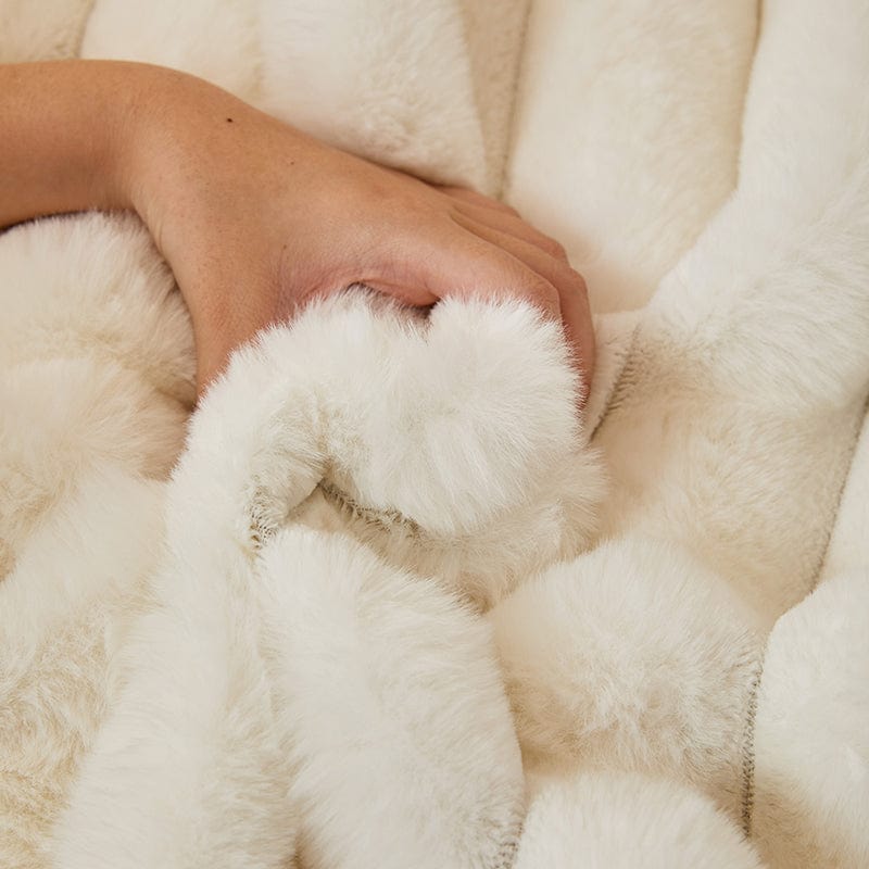 Housse de canapé en fausse fourrure blanche sur un canapé