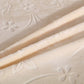 Housse en velours gaufré blanc cassé sur canapé d'angle