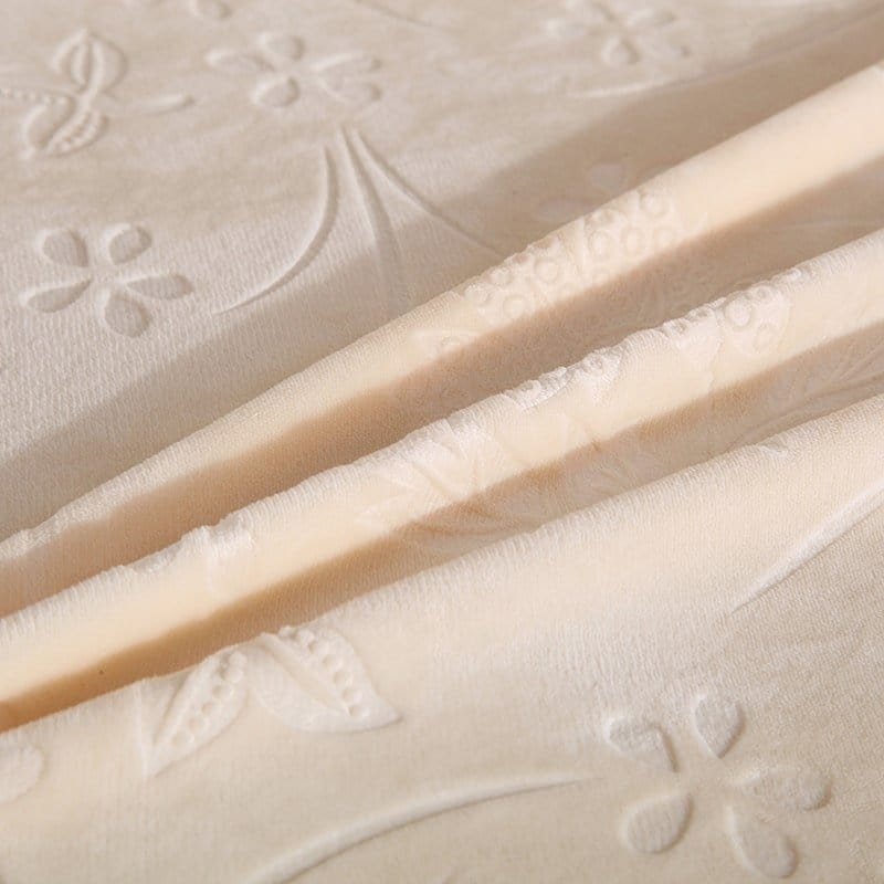 Housse en velours gaufré blanc cassé sur canapé d'angle
