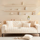 Housse de canapé blanche, mise en place sur un fauteuil