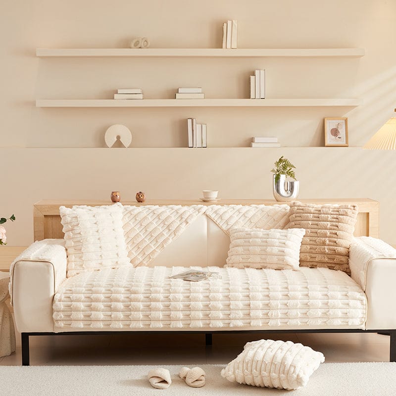 Housse de canapé blanche, mise en place sur un fauteuil