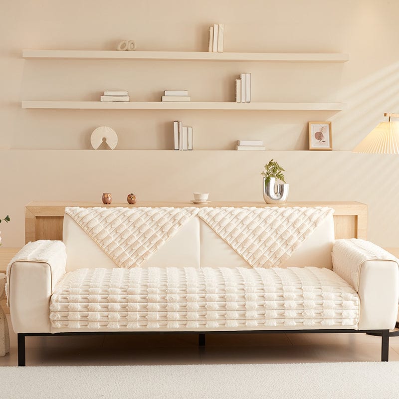 Zoom sur la texture moelleuse de la housse en fausse fourrure