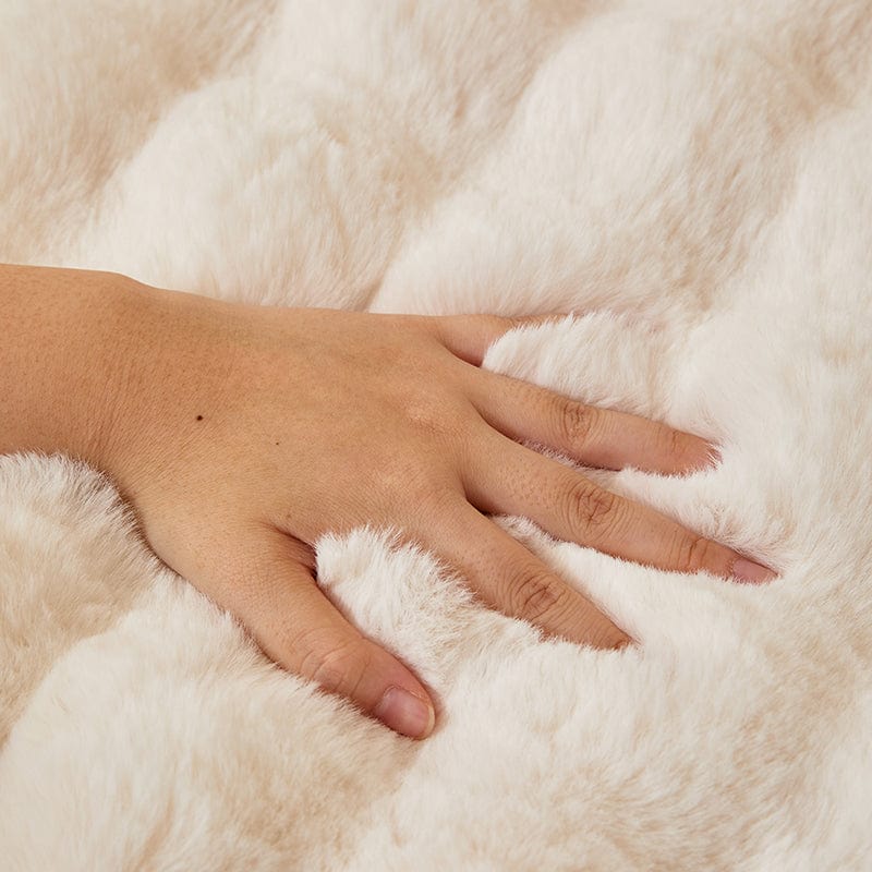 Housse en fausse fourrure blanche, ambiance chaleureuse dans le salon