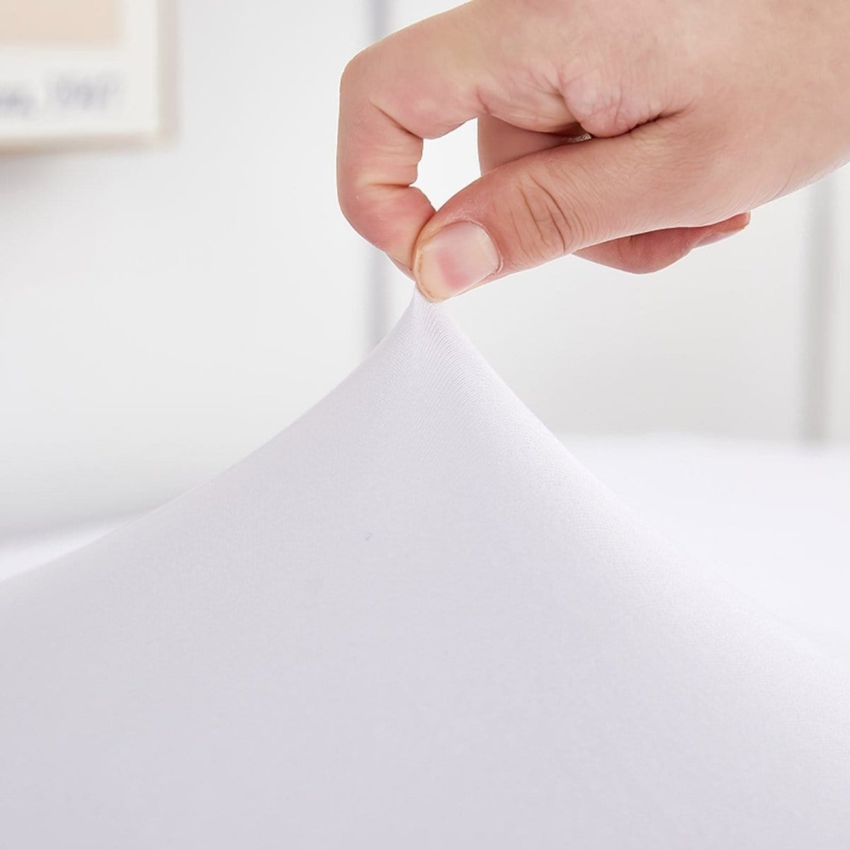Gros plan sur le tissu extensible blanc de la housse