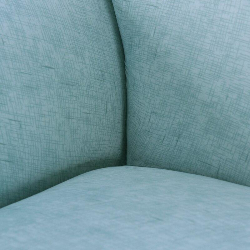 Détail du tissu extensible bleu clair sur canapé