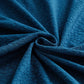 Housse bleue couvrant un canapé avec coussins assortis