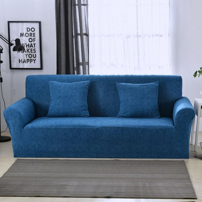 Housse bleue extensible montrée sur un canapé moderne
