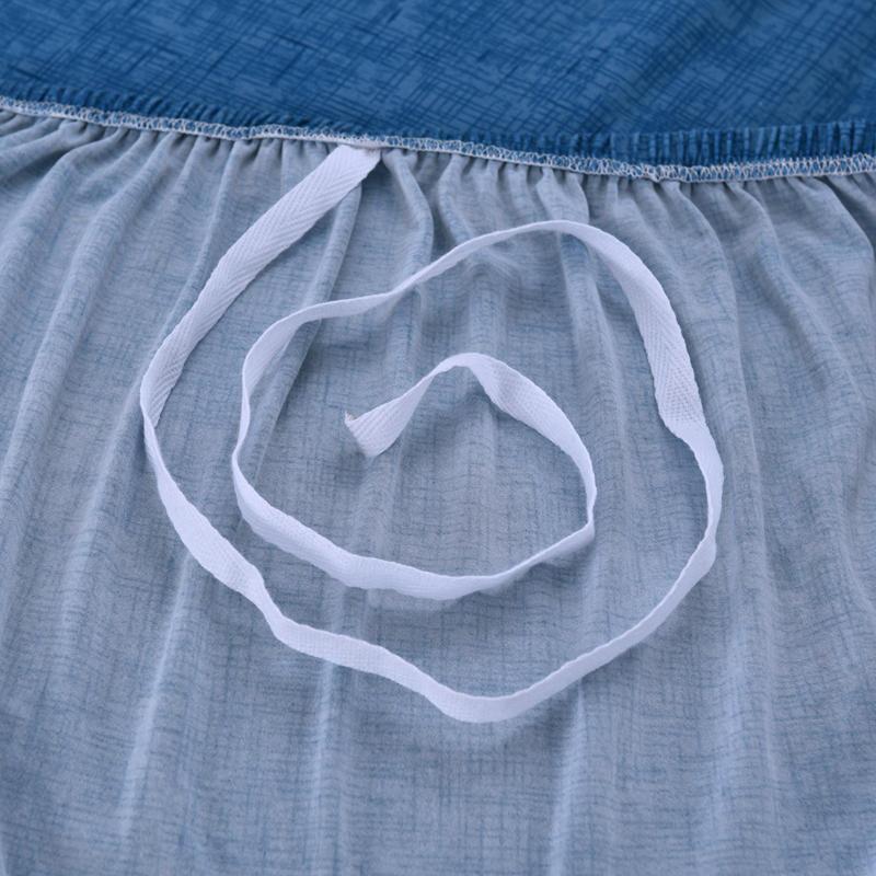 Housse extensible bleue couvrant un canapé panoramique