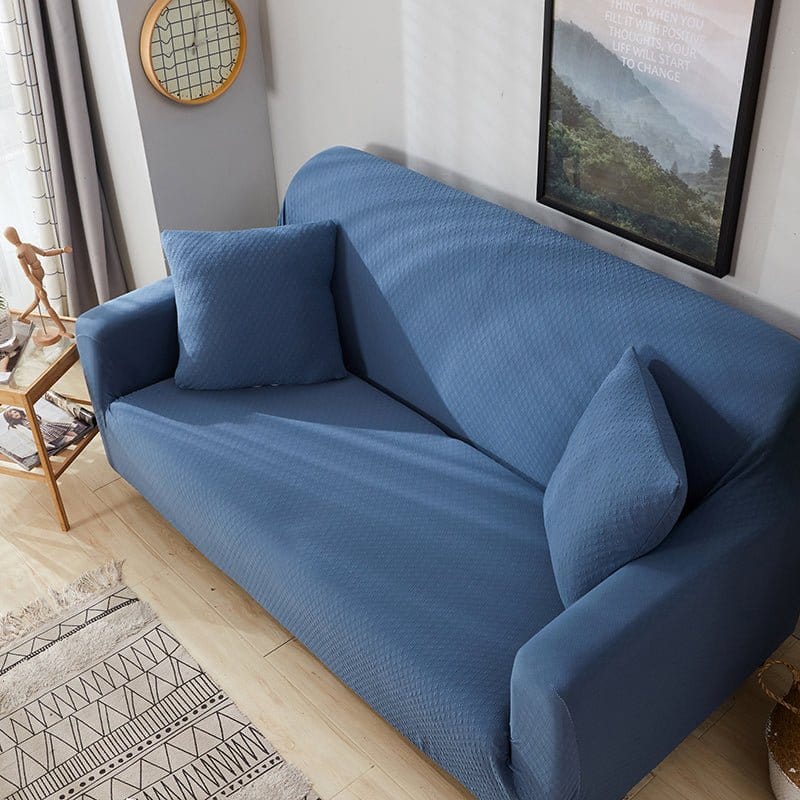 Housse extensible bleue ajustée sur un canapé d'angle