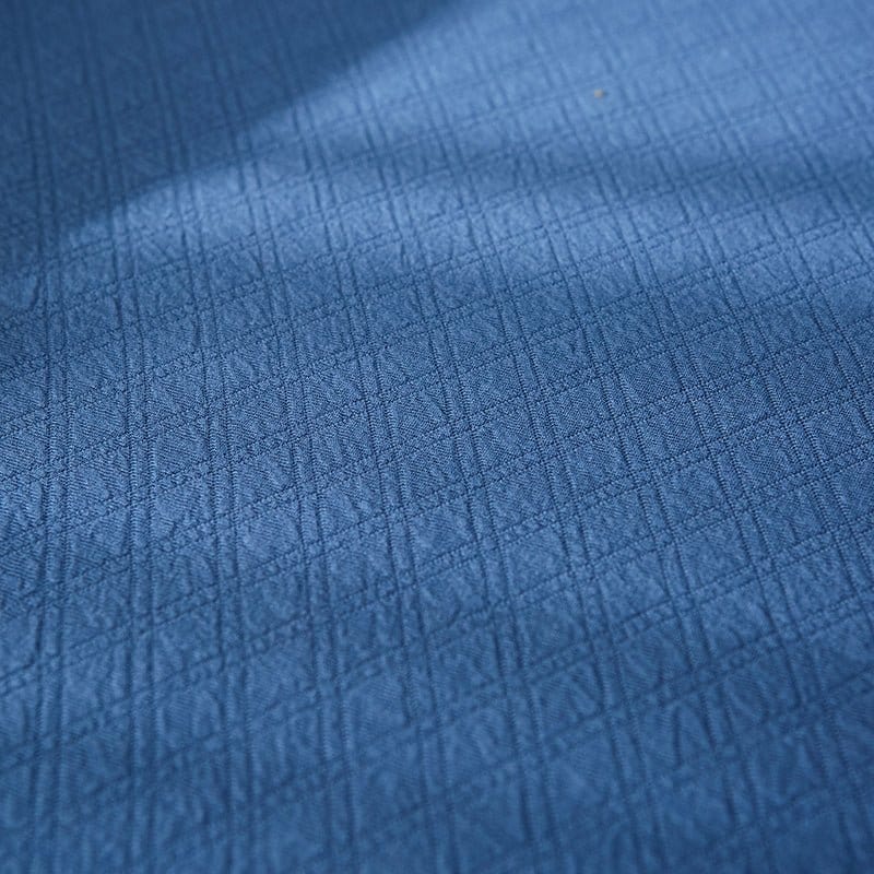 Zoom sur les coutures renforcées de la housse bleue