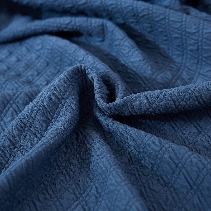 Housse de canapé bleue installée, démonstration de sa flexibilité