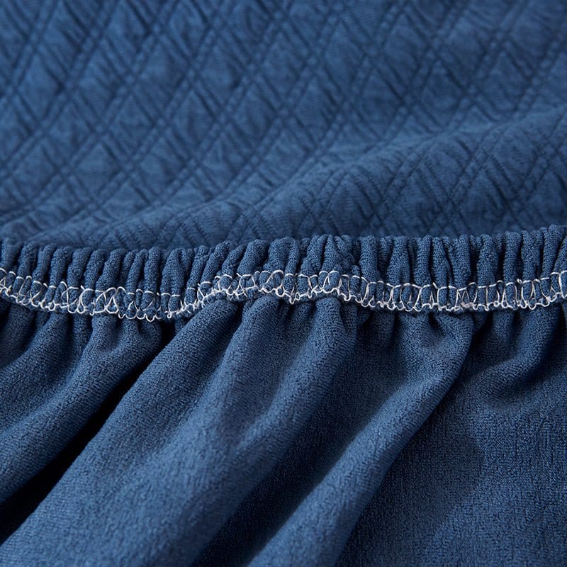 Housse bleue couvrant un canapé, accent sur l'élégance du tissu