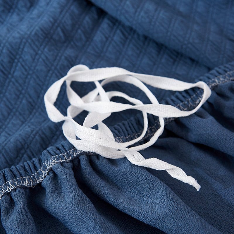 Vue rapprochée du tissu bleu, montrant sa douceur au toucher
