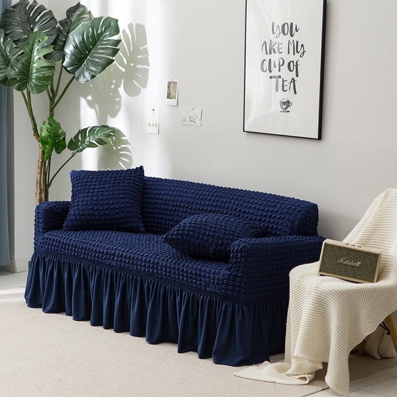 Housse de canapé bleue extensible sur un canapé droit