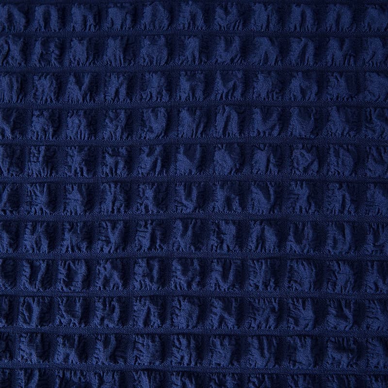 Housse bleue couvrant un canapé d'angle moderne