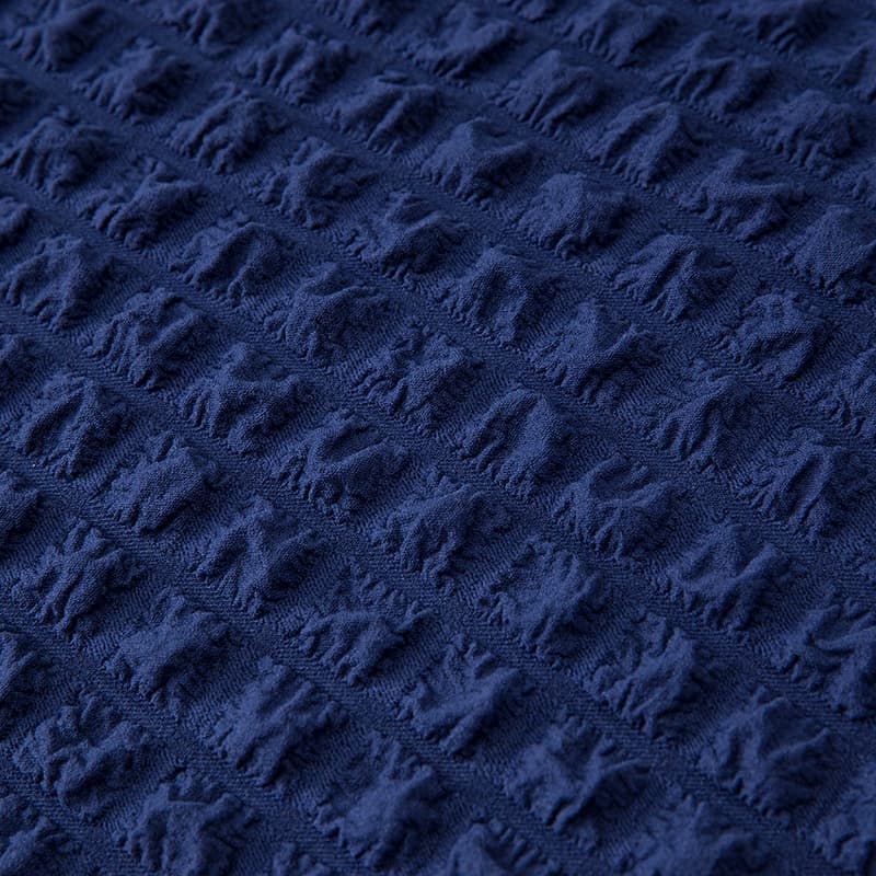 Vue latérale d'une housse bleue bien ajustée sur un canapé