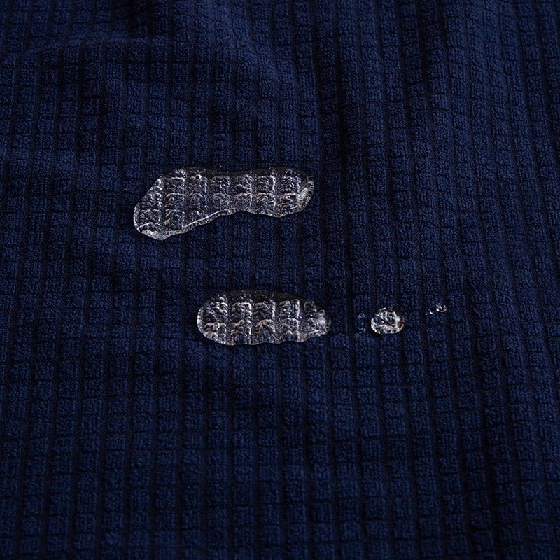 Housse de canapé bleu marine sur un canapé droit