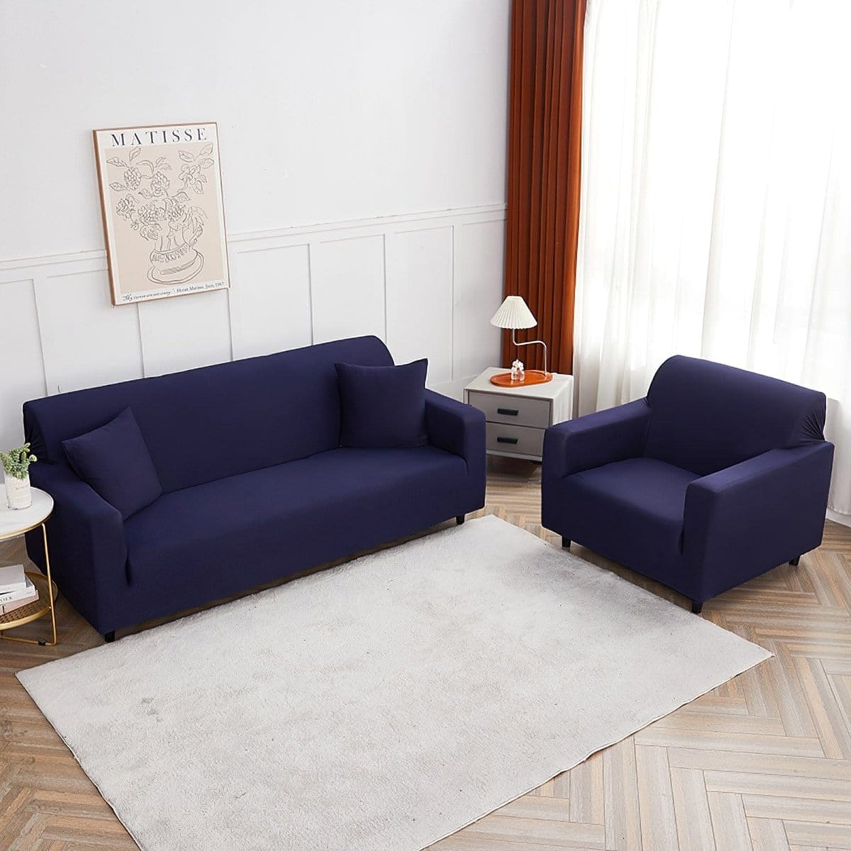 Housse ajustée sur un canapé d'angle moderne