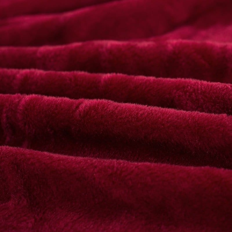Housse en velours bordeaux sur canapé, vue de face