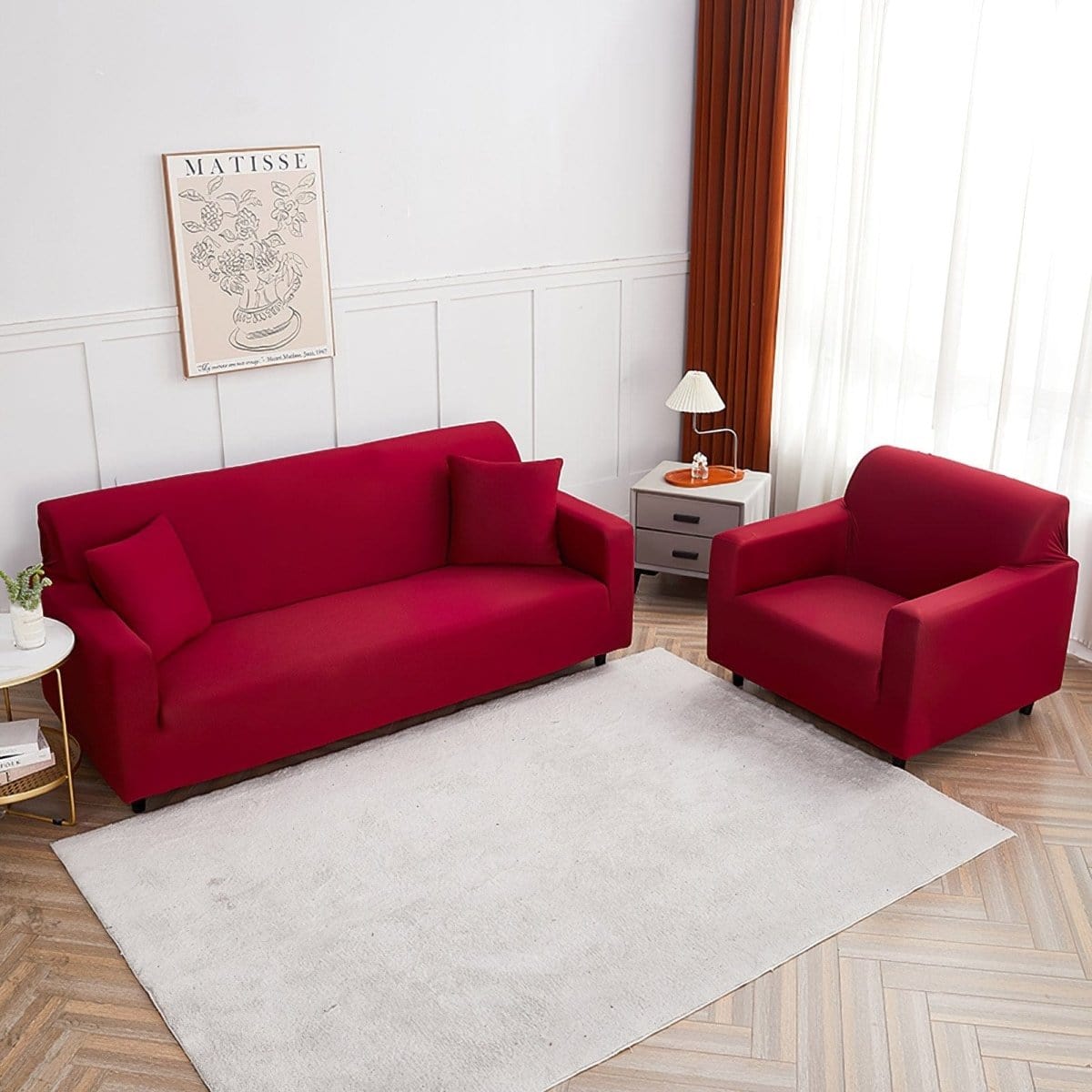 Housse de canapé bordeaux extensible sur un canapé droit