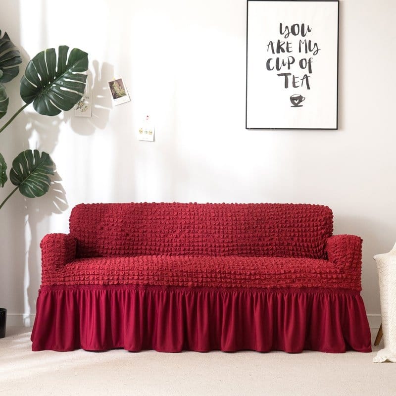 Housse bordeaux lavable, ajustée sur un canapé moderne