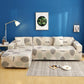 Housse extensible beige sur canapé droit en salon moderne