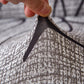 Housse de canapé marron extensible sur un canapé droit