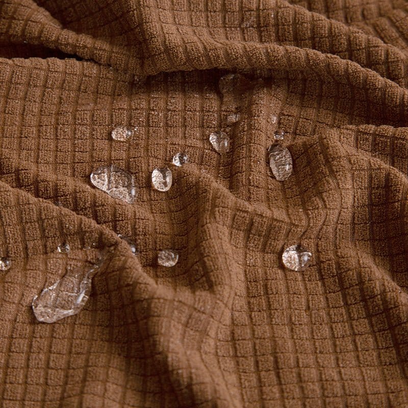 Housse de canapé en jacquard beige sur un canapé moderne