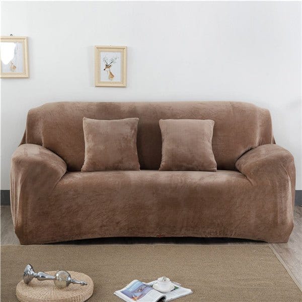 Housse en velours marron sur canapé trois places