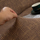 Housse extensible rouge sur canapé droit, vue de face