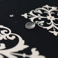 Housse de canapé grise en jacquard extensible sur un canapé droit