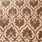 Housse beige ajustée sur canapé d'angle avec coussins
