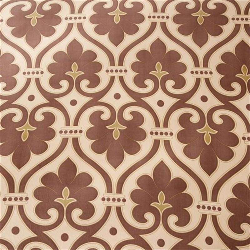 Housse beige ajustée sur canapé d'angle avec coussins
