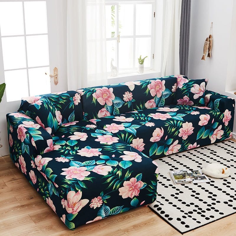 Housse extensible grise sur canapé droit moderne