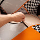 Housse extensible grise sur canapé droit dans salon moderne