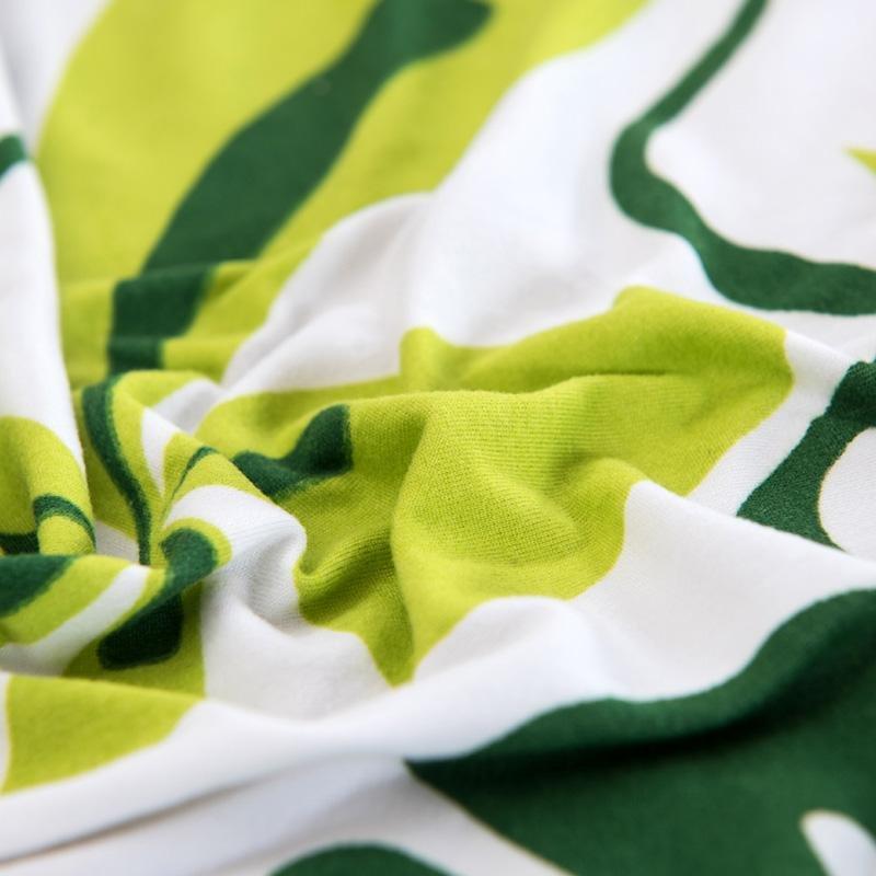 Housse verte extensible sur canapé droit, vue de face