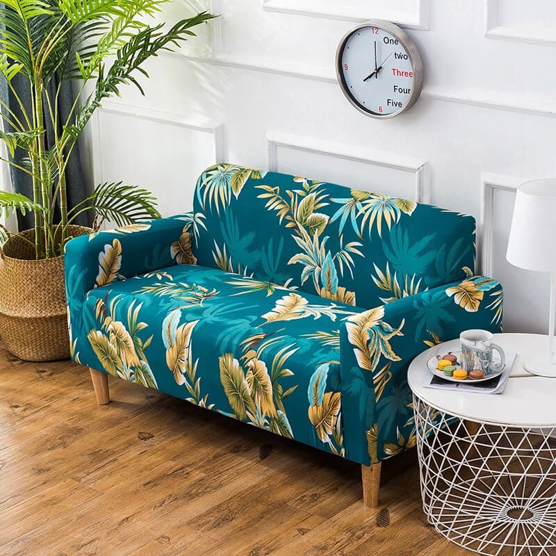 Housse extensible verte à motifs de feuilles sur canapé