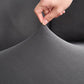 Housse extensible grise sur fauteuil, vue de face