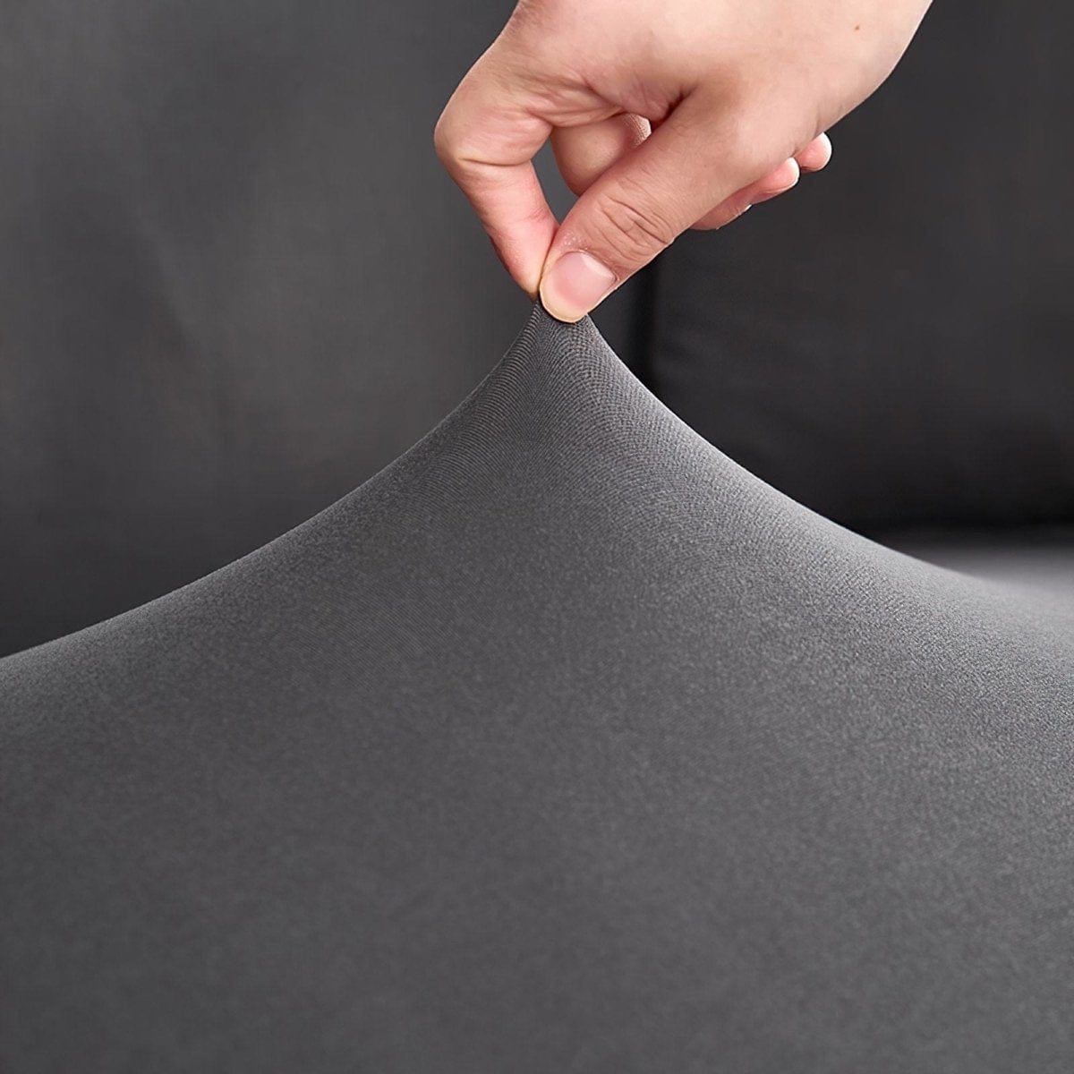 Housse extensible grise sur fauteuil, vue de face