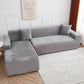 Housse de canapé en velours gris clair sur un canapé moderne