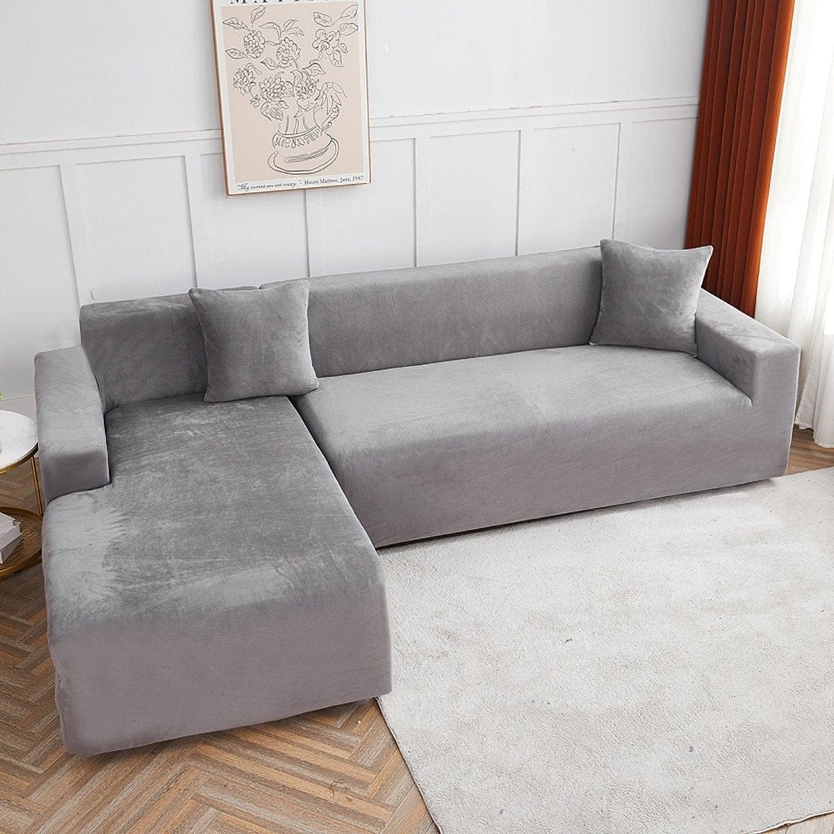 Housse de canapé en velours gris clair sur un canapé moderne