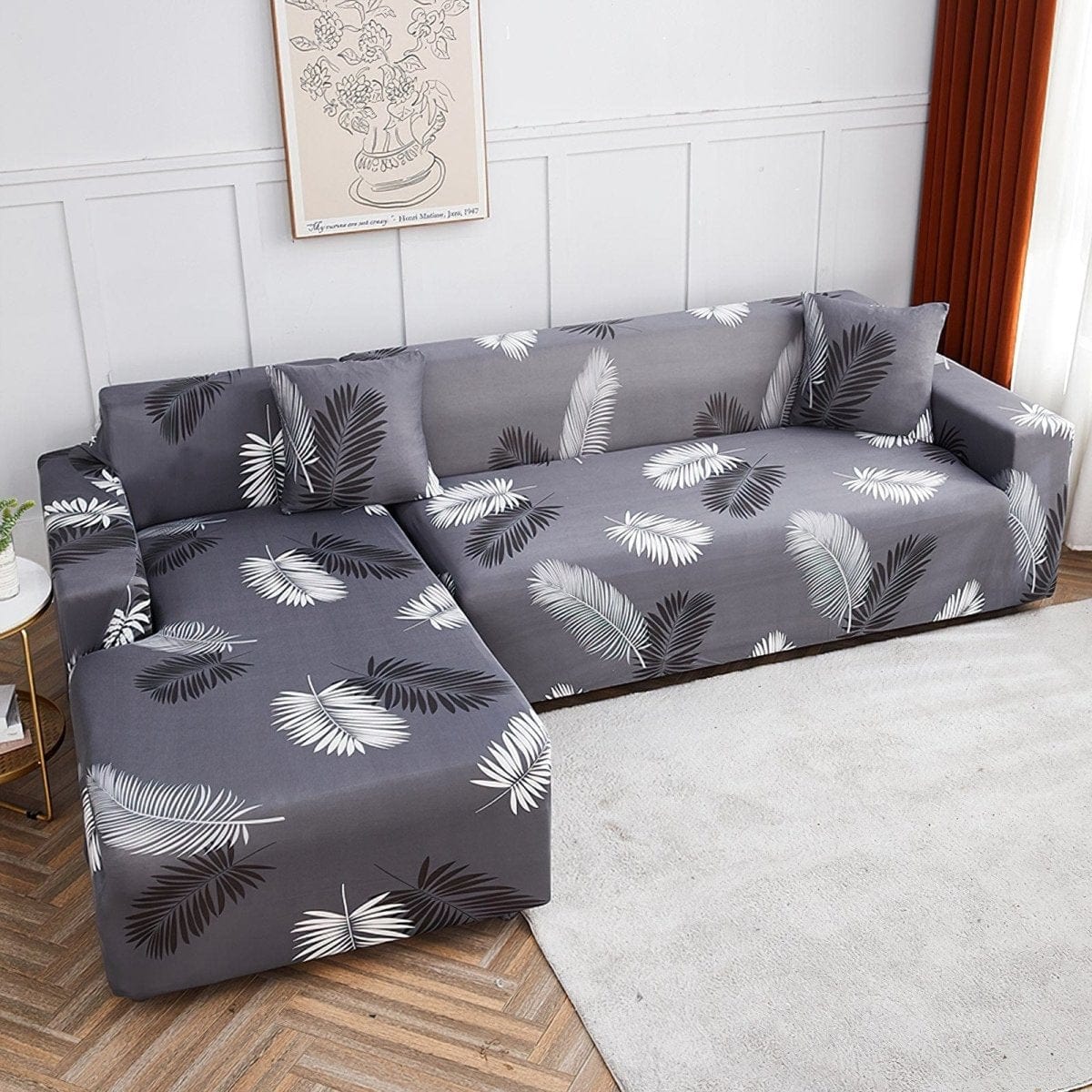 Housse grise extensible sur canapé droit moderne