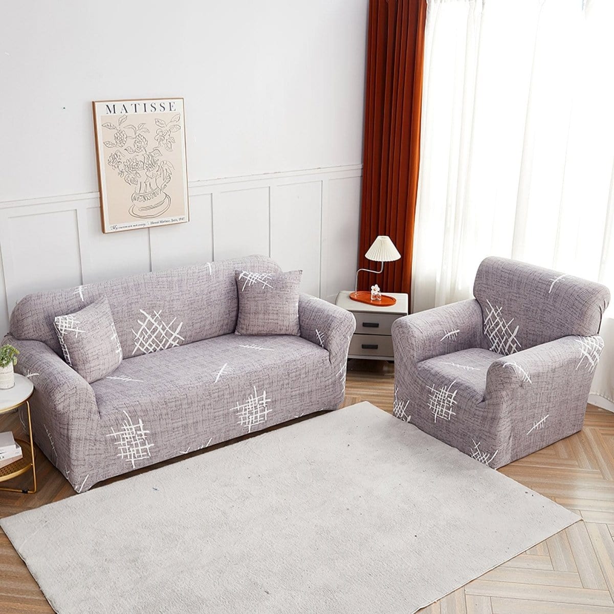Housse de canapé grise extensible sur un canapé droit